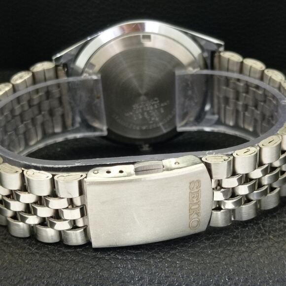 Vintage 1976 Seiko Automatic Mens Silver Watch W/daydate & Red accents - Picture 2 of 10